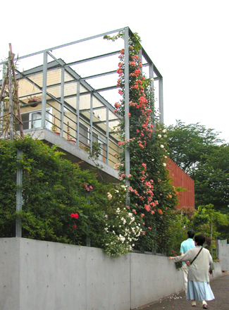 中庭を囲む三世代住宅の緑化フレーム